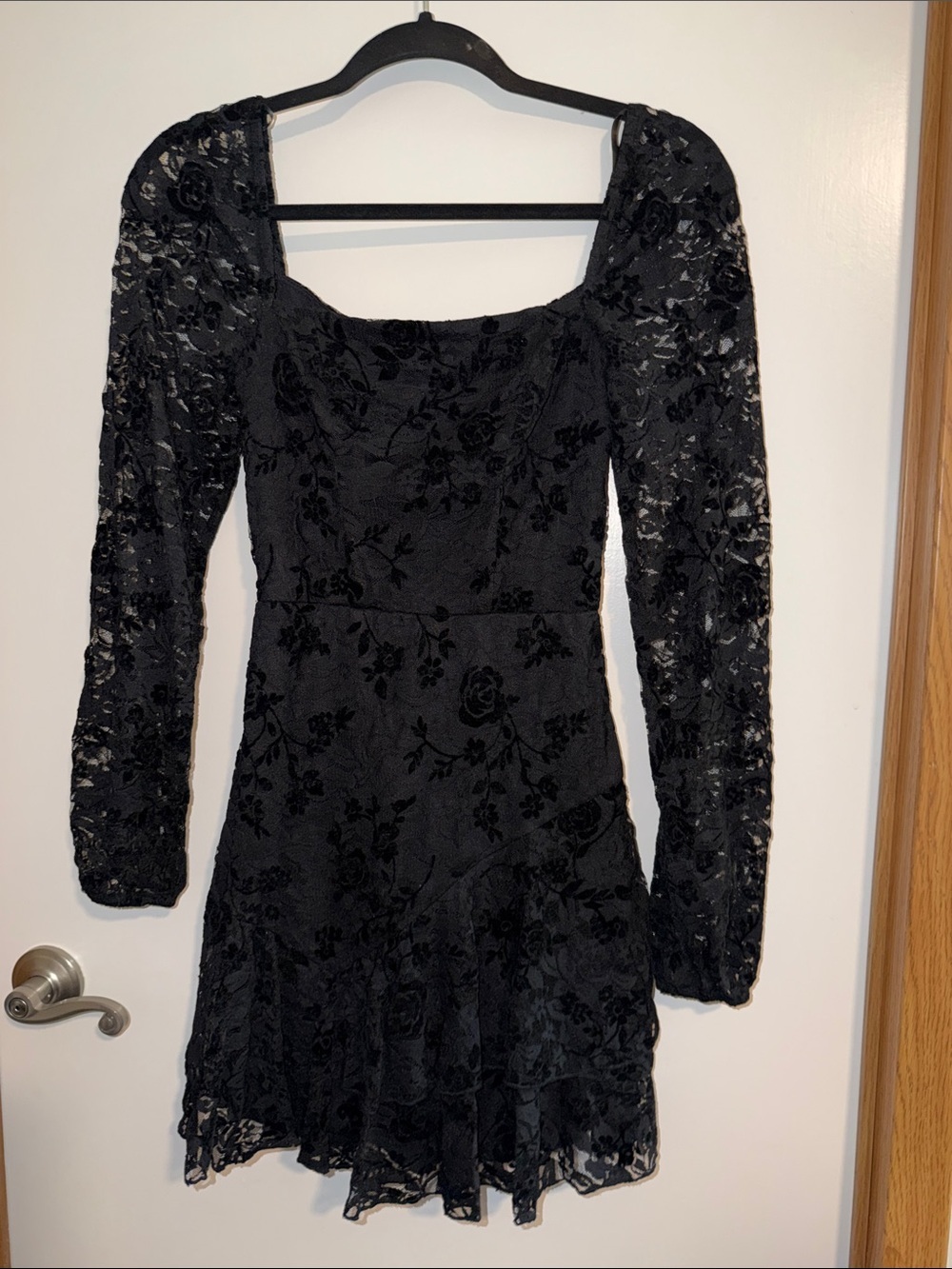 Women's Black Floral Lace Long-Sleeve Square-Neck Dress